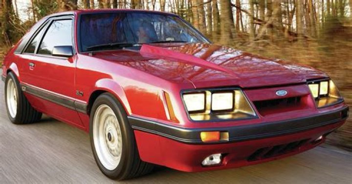 What kind of engine does a 1985 Ford Mustang have?